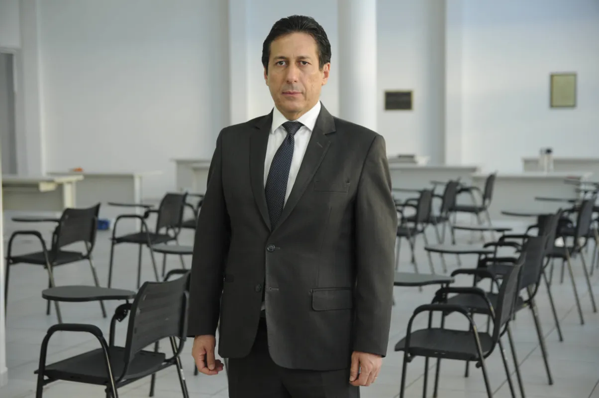 Luiz Valério dos Santos, diretor do Fórum Eleitoral:   Se alguém tiver febre ou outro sintoma de Covid terá de justificar sua ausência, mas não precisa correr"