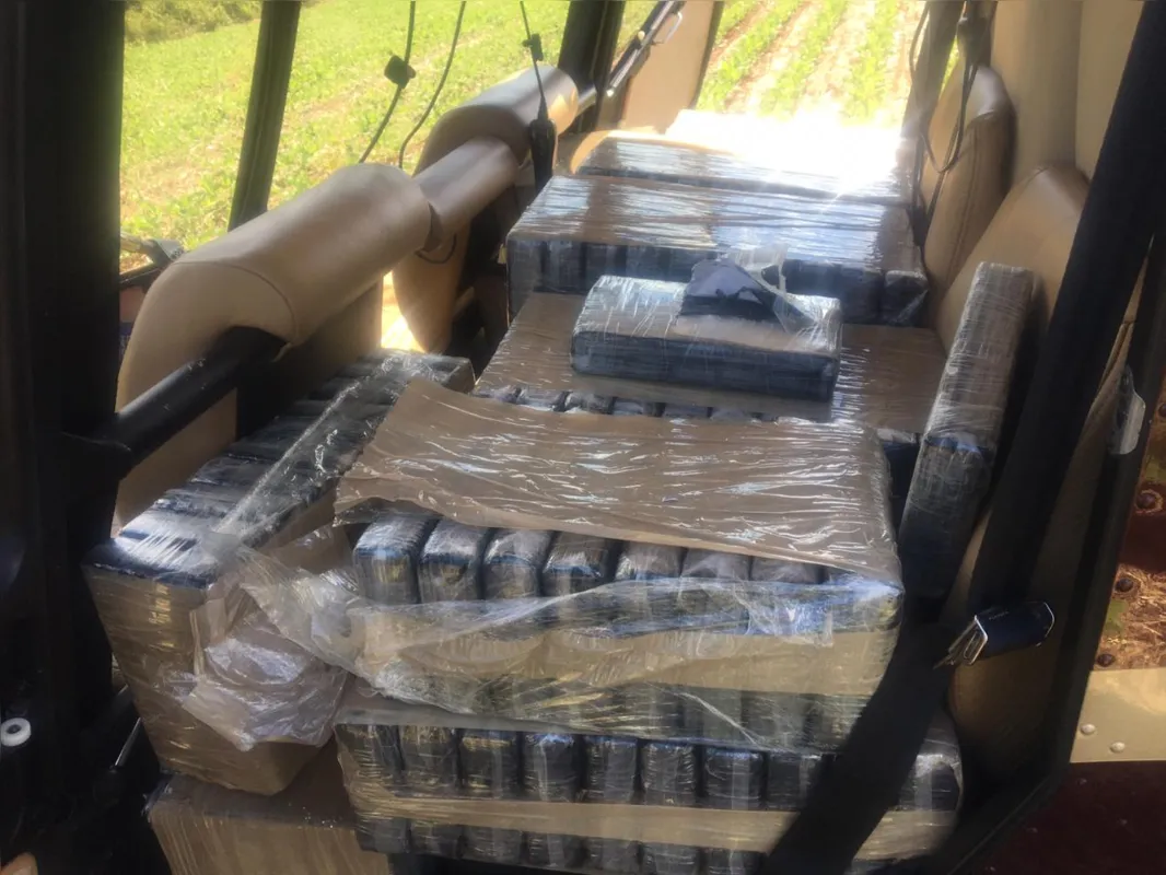 Imagem ilustrativa da imagem Polícias apreendem helicóptero com 430 kg de cocaína no Paraná