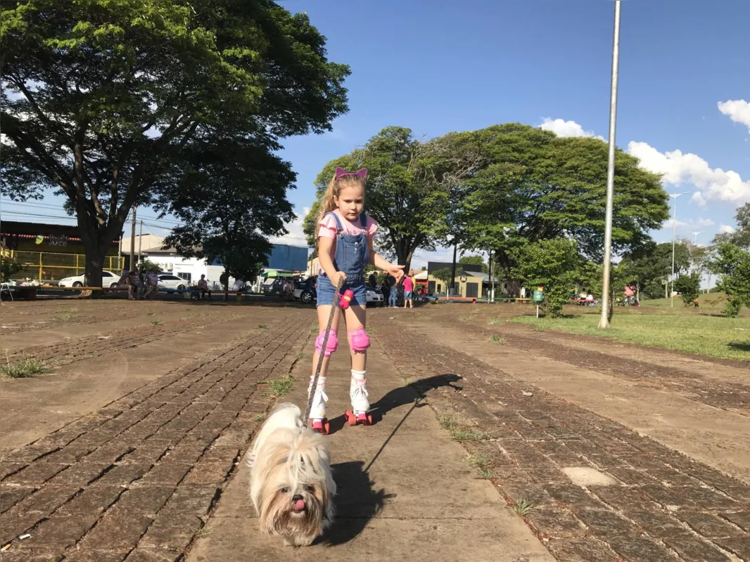 Sofia, seis anos: até mascote Jade curte as tardes na pracinha