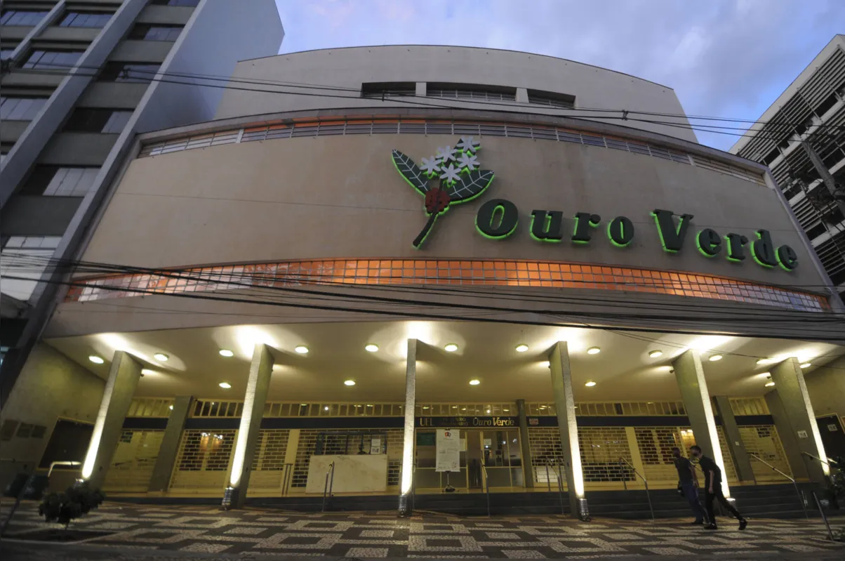 Teatro Ouro Verde: Camila Fontes optou por uma iluminação que destaca as linhas arquitetônicas