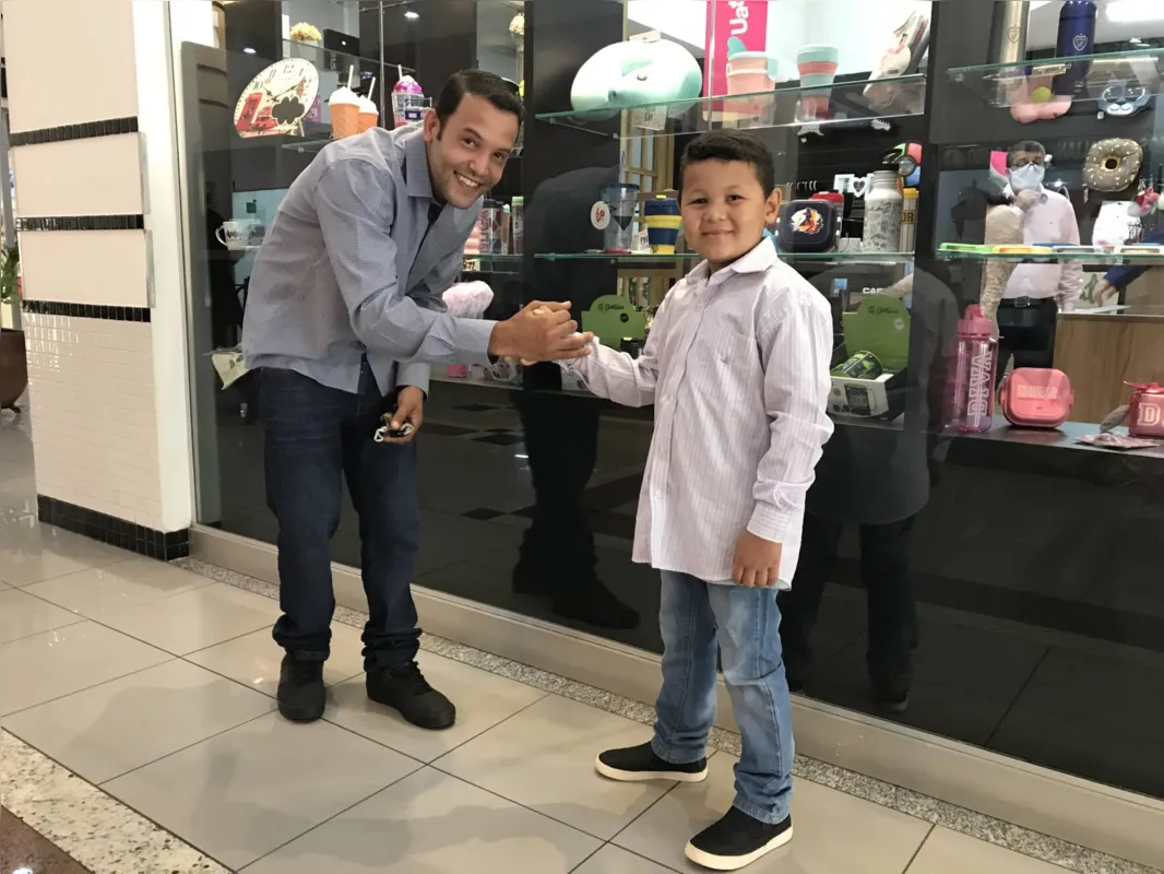 Bruno se emociona ao presentear o filho Raul, de sete anos