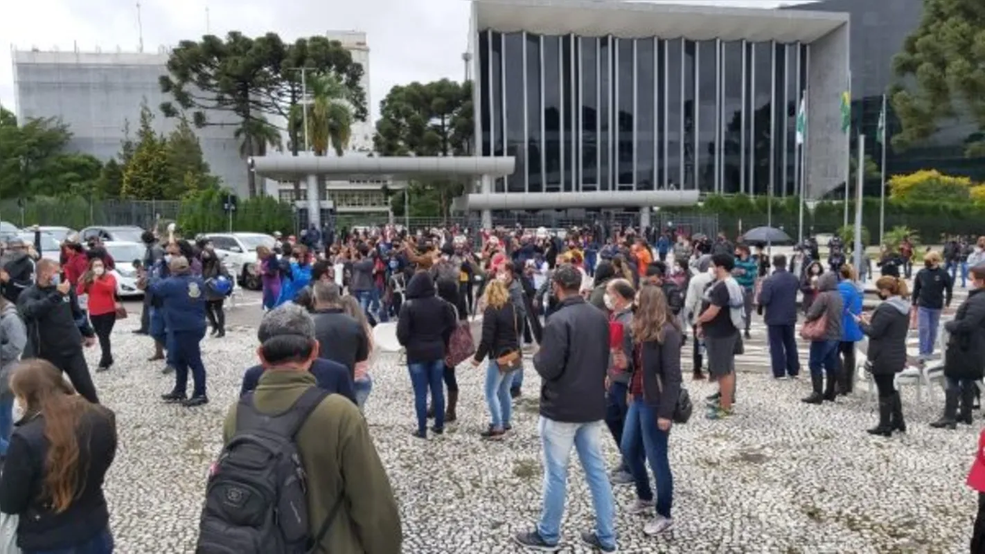 Imagem ilustrativa da imagem Professores da rede estadual protestam em frente ao Palácio Iguaçu