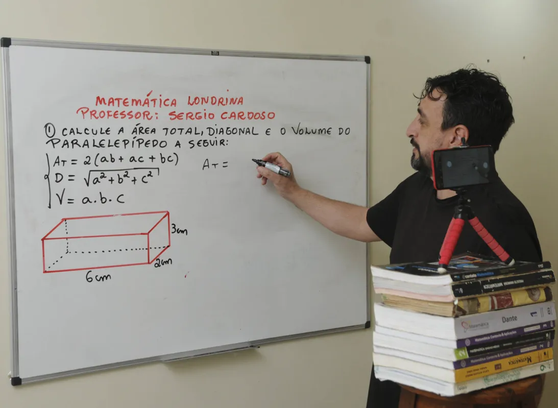 “Tivemos que aprender tudo ‘na marra’. Temos bastante trabalho. O que me motiva são os alunos”, enfatiza Sérgio Cardoso