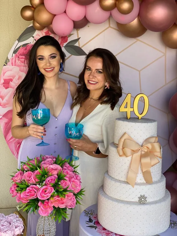 O brinde com a amiga, Isabela Morales: a dupla comanda o IG @tendencialondrinense