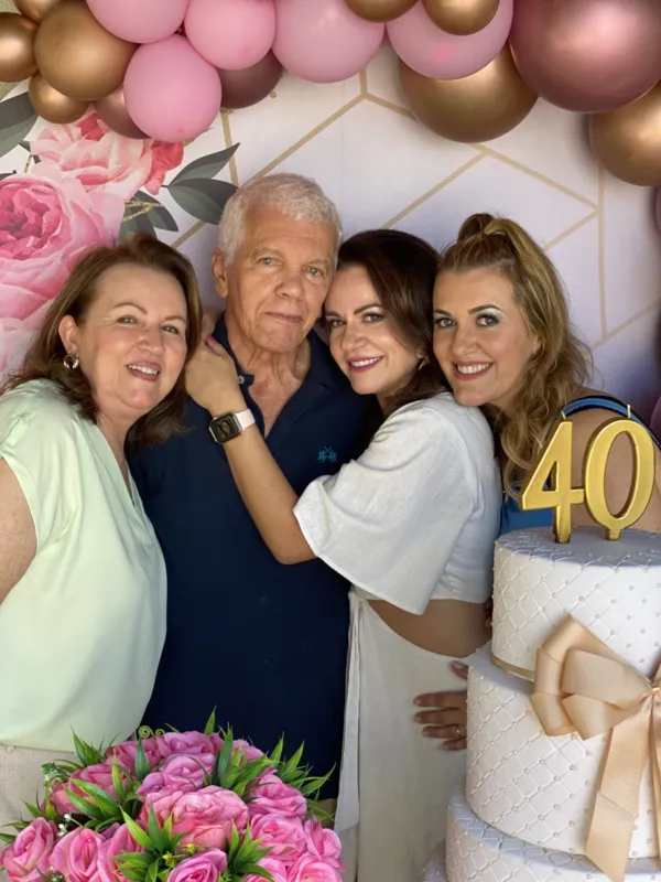 A aniversariante com os pais, Carmen e Rogério Marquezini e a irmã, Andreia Marquezini Neves