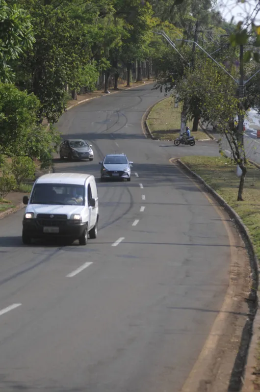 Da avenida Tiradentes à PR-445, a Arthur Thomas tem cenários diversificados que mudam conforme a direção 