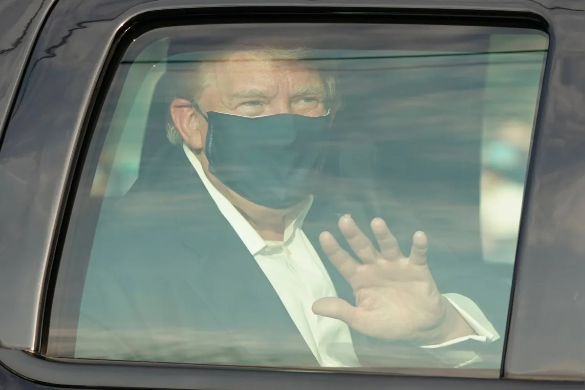 Presidente dos EUA, Donald Trump, faz saída de Centro Médico, onde se tratava de Covid-19, para cumprimentar apoiadores.  4 de Outubro 2020