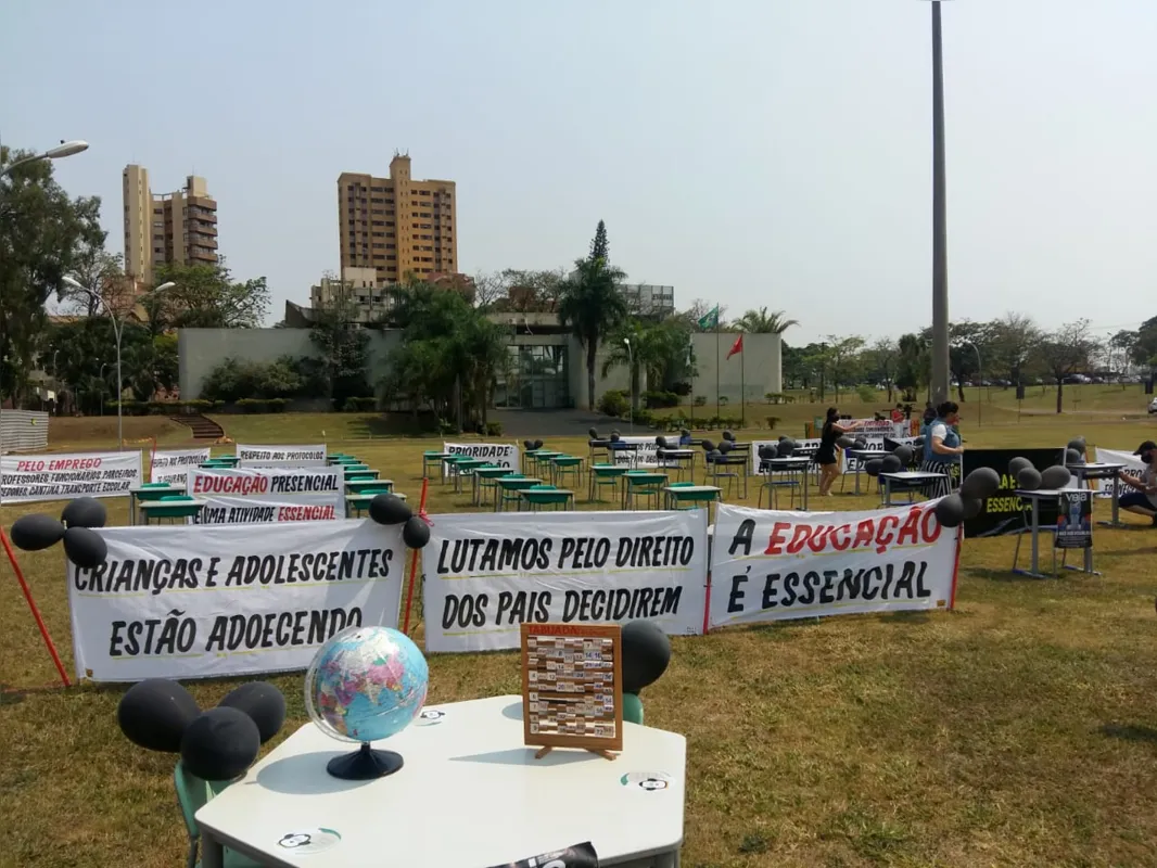 Imagem ilustrativa da imagem Representantes de escolas privadas fazem protesto na prefeitura
