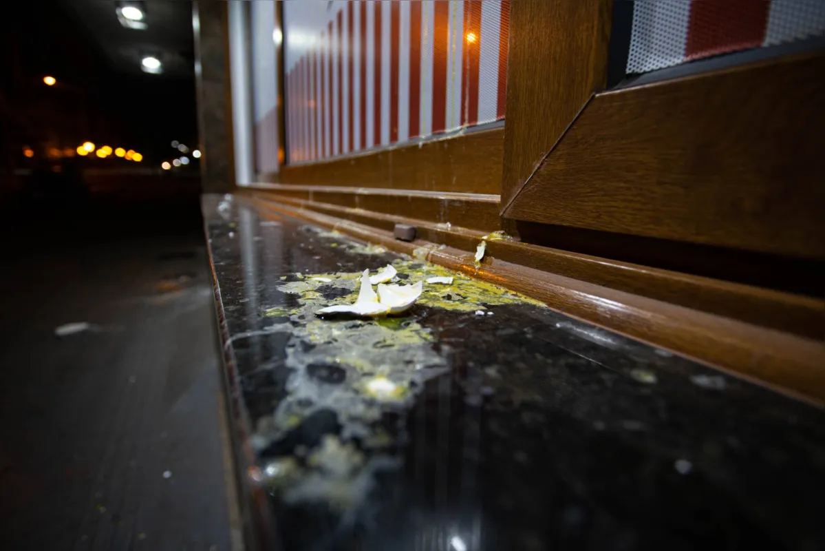 Imagem ilustrativa da imagem Restaurante é vandalizado e tem vidros da fachada quebrados no centro de Londrina