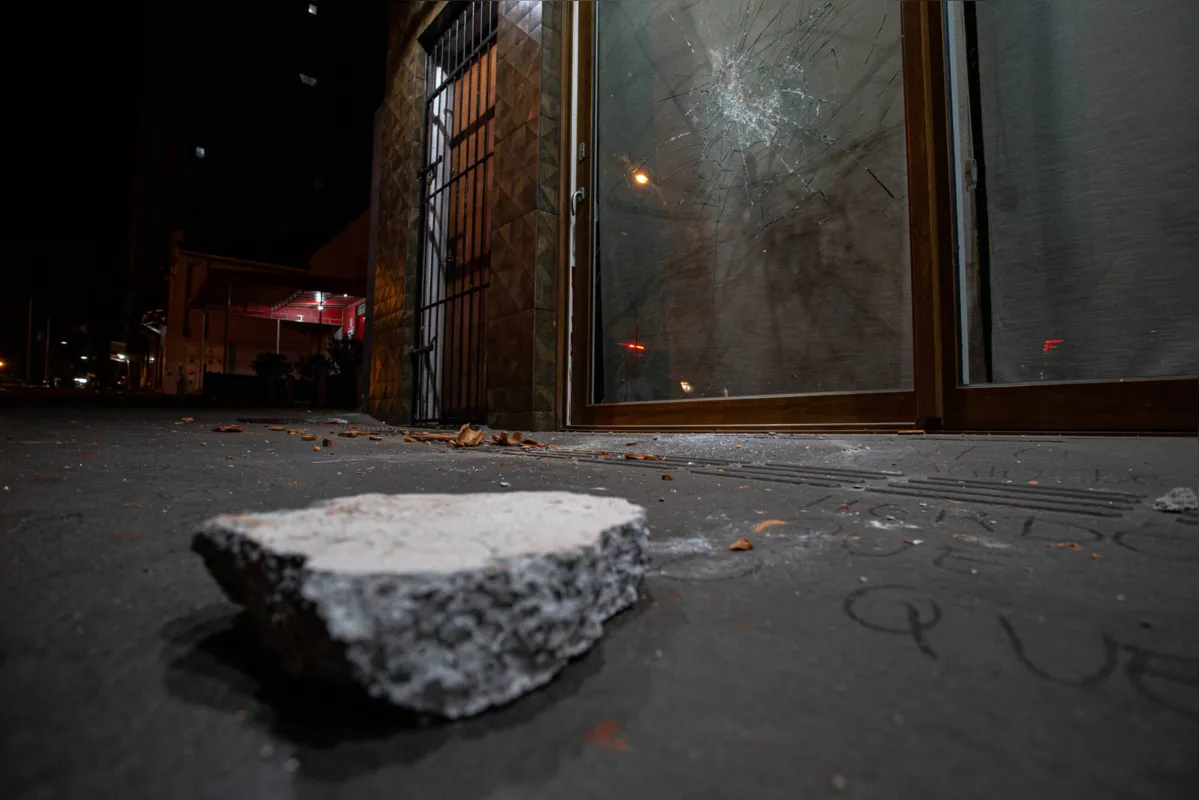 Imagem ilustrativa da imagem Restaurante é vandalizado e tem vidros da fachada quebrados no centro de Londrina