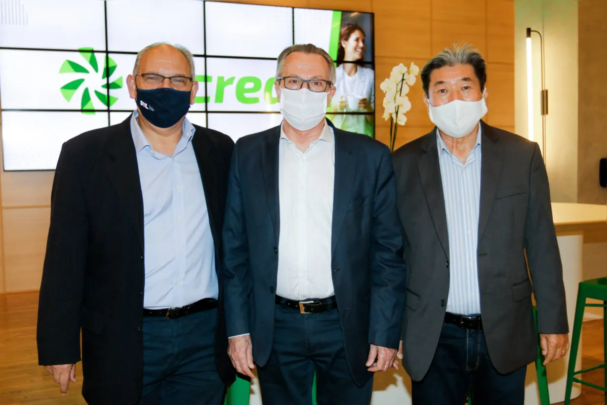 O presidente da Unimed Londrina, Dr. Omar Taha, mais o presidente da Sicredi União, Wellington Ferreira, e o presidente da Integrada, Jorge Hashimotto