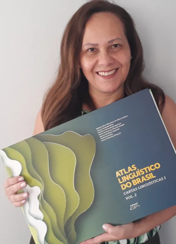 Fabiane Cristina Altino com o Atlas Linguístico do Brasil: na avaliação da pesquisadora, os sotaques  devem ser considerados patrimônio cultural