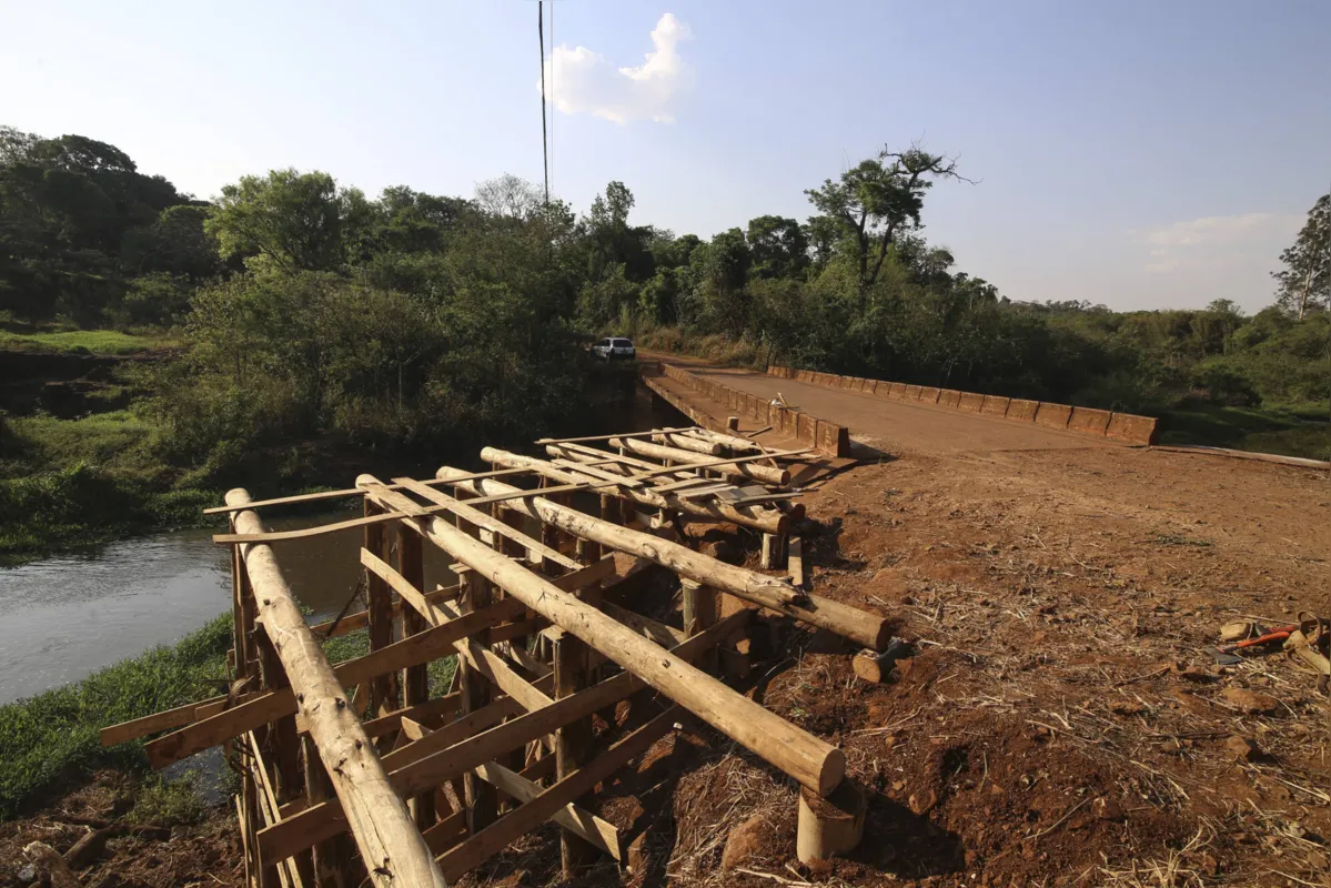 A ponte situada no prolongamento da rua Monte Carmelo receberá reforço estrutural no vão que se abriu em um dos pilares