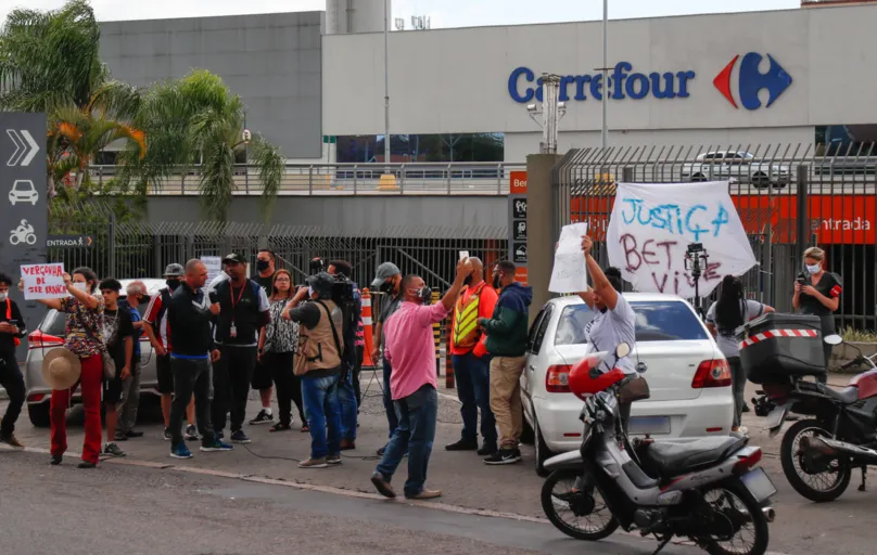 Manifestantes protestam contra morte de homem negro no Carrefour na zona norte de Porto Alegre