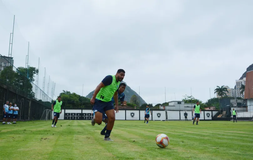 Autor do gol em Santa Catarina, Carlos Henrique segue como titular neste domingo