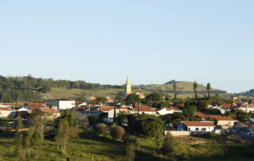 Em Quatiguá, cidade com pouco mais de sete mil habitantes, atual prefeita e ex-vereadora disputam os votos 