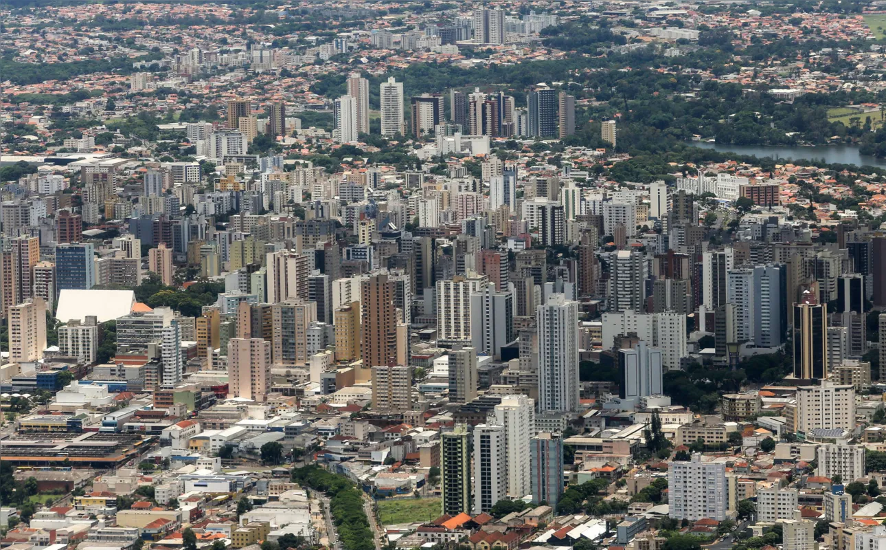 Um dos motivos importantes que favorecem a compra de um imóvel, seja para morar ou para investimento, é a valorização da aquisição desse bem em comparação a uma série de aplicações financeiras