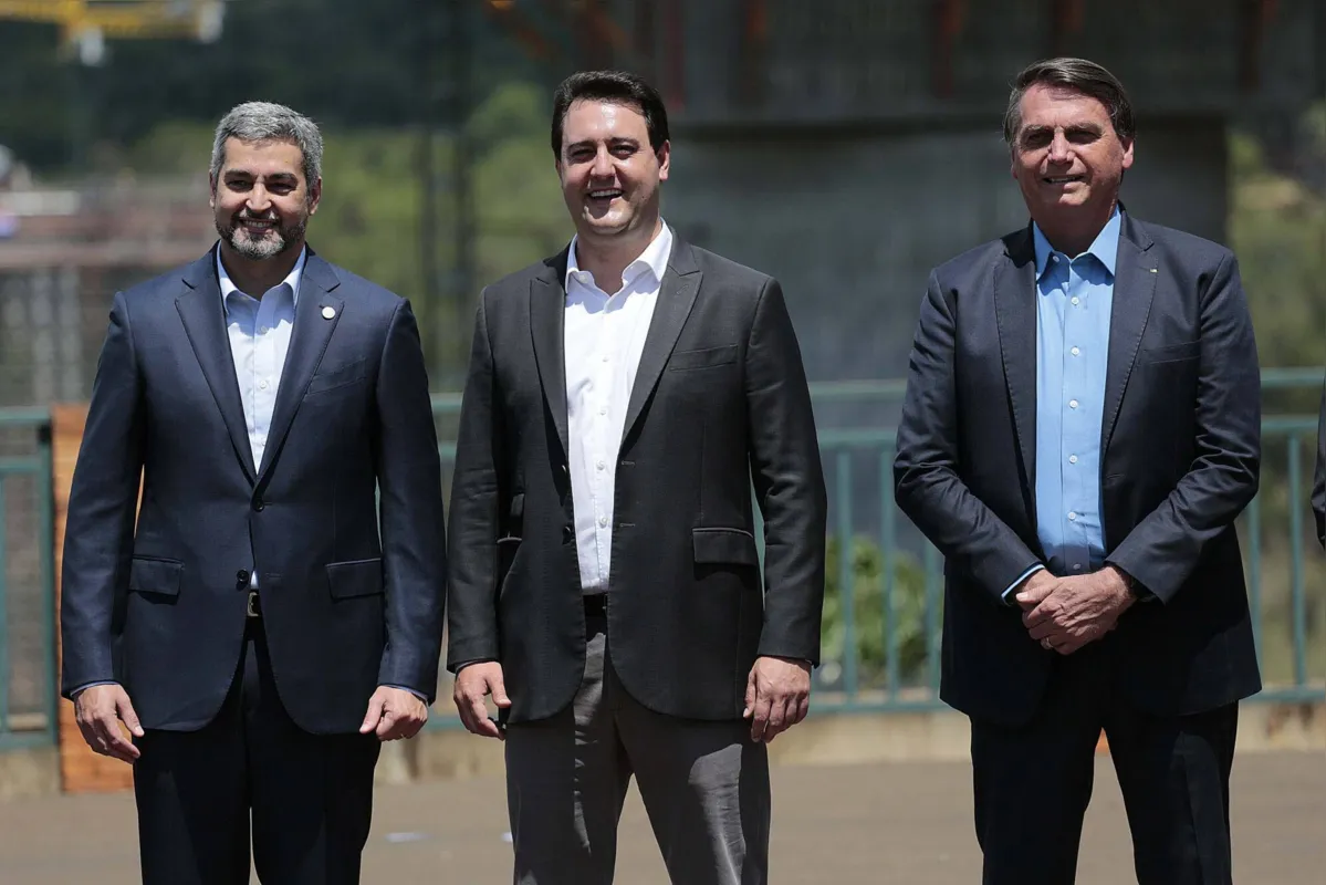 Imagem ilustrativa da imagem Bolsonaro visita Foz e inspeciona obras de nova ponte para o Paraguai