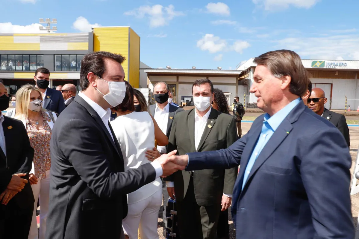 Imagem ilustrativa da imagem Bolsonaro visita Foz e inspeciona obras de nova ponte para o Paraguai