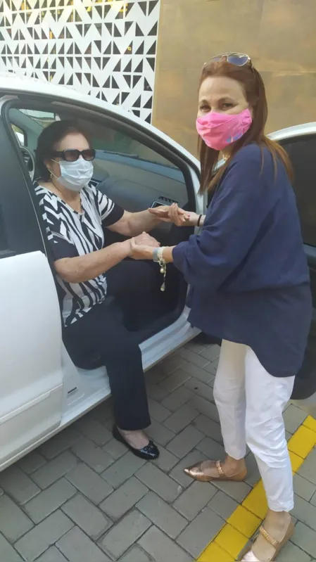 A filha de aluguel Juliana Canheti  acompanha a paciente Maria Elvira Savio em consultas médicas, compras e passeios
