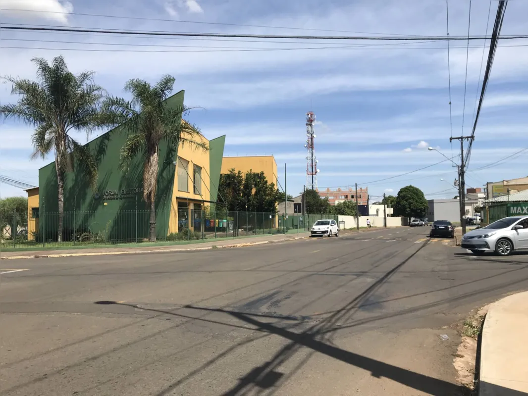 A via foi aumentando, acompanhando o crescimento da cidade; tem pontos com fluxo mais tranquilos e outros críticos  
