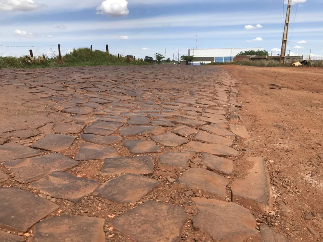 Paralelepípedos, colocados em 1990, ainda resistem em alguns pontos da Esperança 