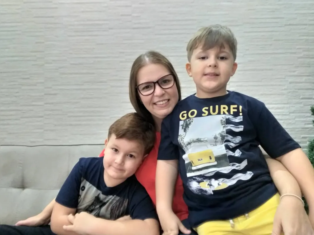 "É essencial na formação do caráter deles", afirma   Hylea Ferreira Schell, sobre o incentivo que dá as filhos Felipe e Augusto para doarem brinquedos
