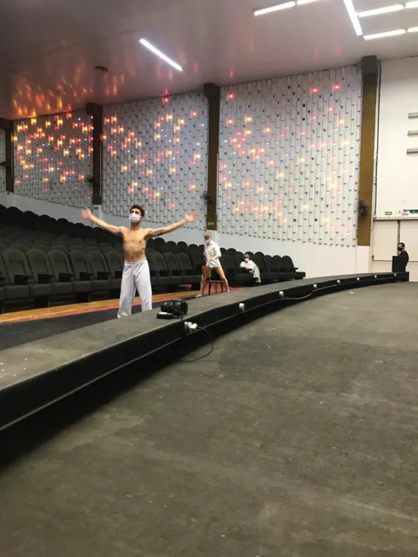 O filme-poema "O Deus das Coisas", que remete ao ano da pandemia, tem como intérpretes os bailarinos Ariela Pauli e Matheus Nemoto