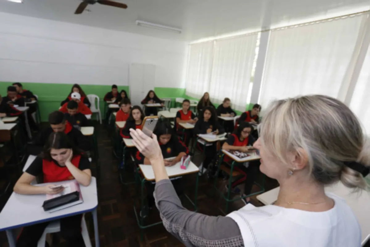 Imagem ilustrativa da imagem Governo do PR adia prova para professores temporários por uma semana