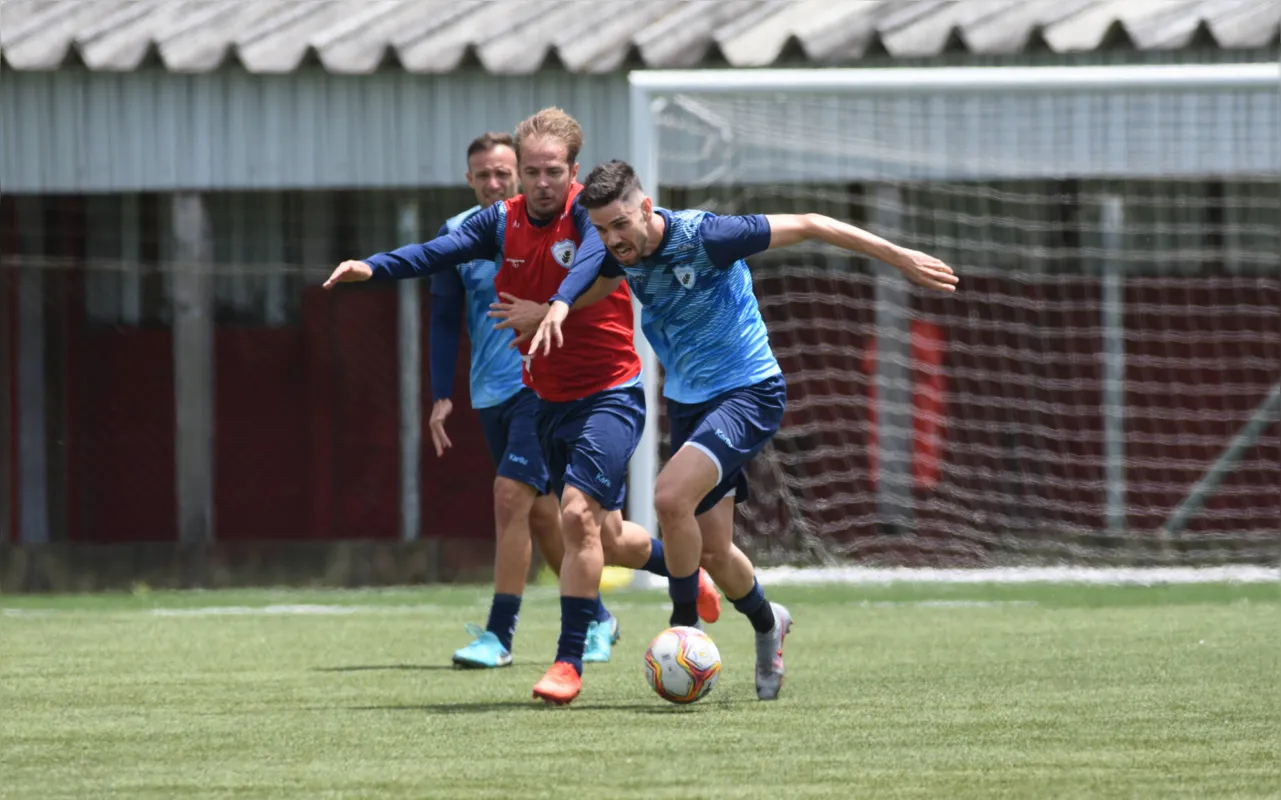 Recuperado da Covid-19, o volante Marcel disputa uma vaga no meio-campo do Londrina
