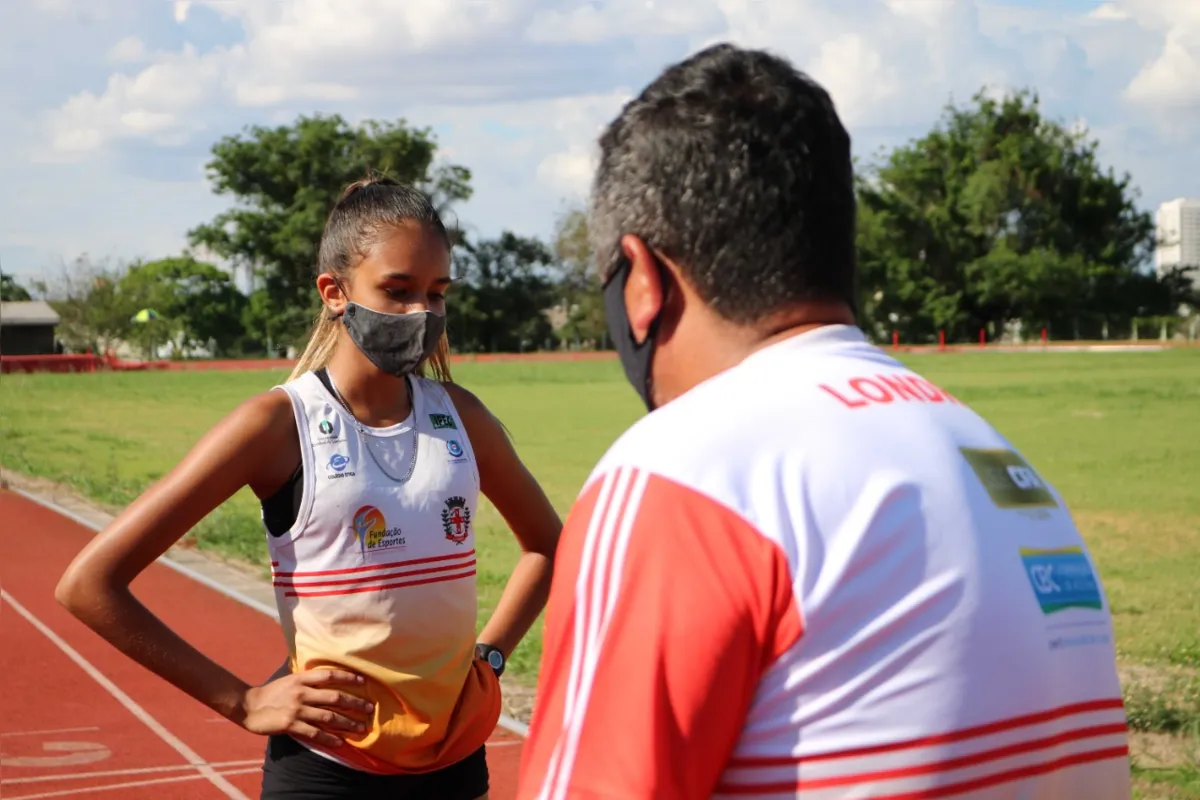 Técnico Gilberto Miranda orienta atleta Júlia Ribeiro, dos 400 metros, durante treino na UEL