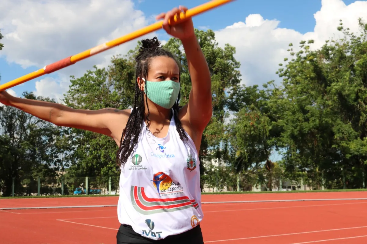 hayara Cristina compete no lançamento do dardo