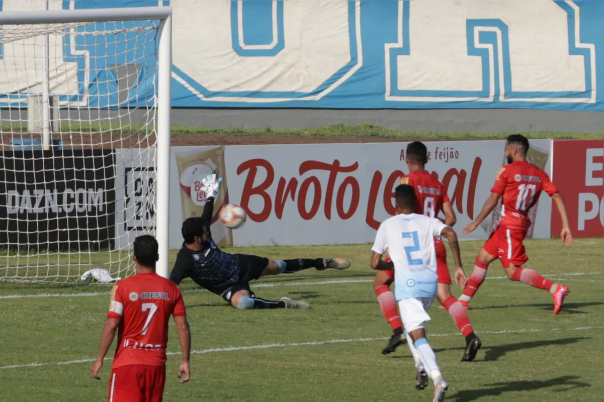 O Tombense abriu o marcador aos 44 minutos do primeiro tempo, com Gabriel Lima