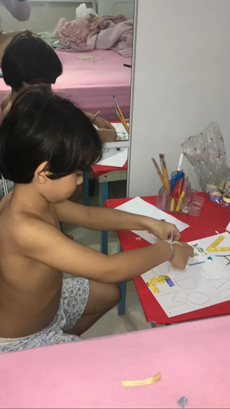 Miguel Moraes Volpini , 6 anos, do P5D, trabalhando em casa com as mensagens de esperança