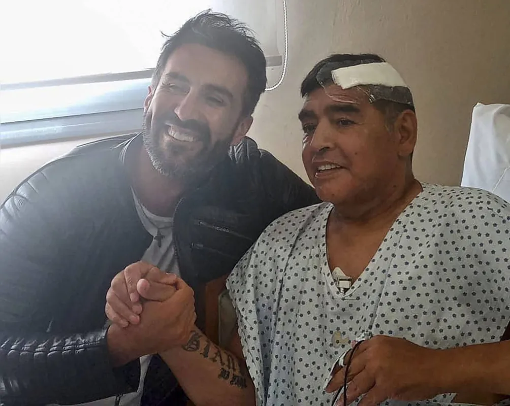 Leopoldo Luque, médico de Maradona, em foto com o craque: família pediu investigação sobre as suas condições após ter alta do hospital