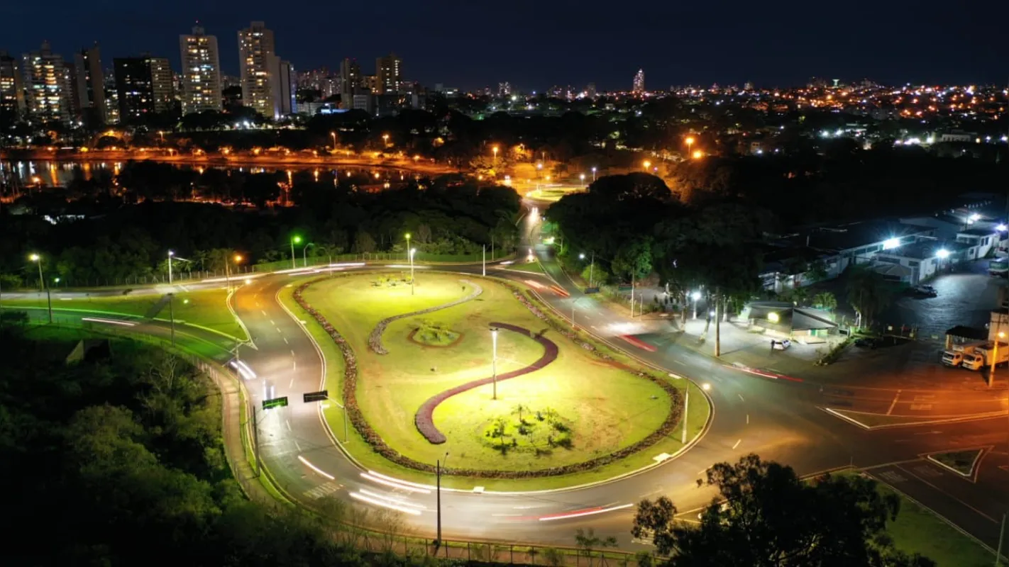 Imagem ilustrativa da imagem Rotatórias de Londrina estão iluminadas