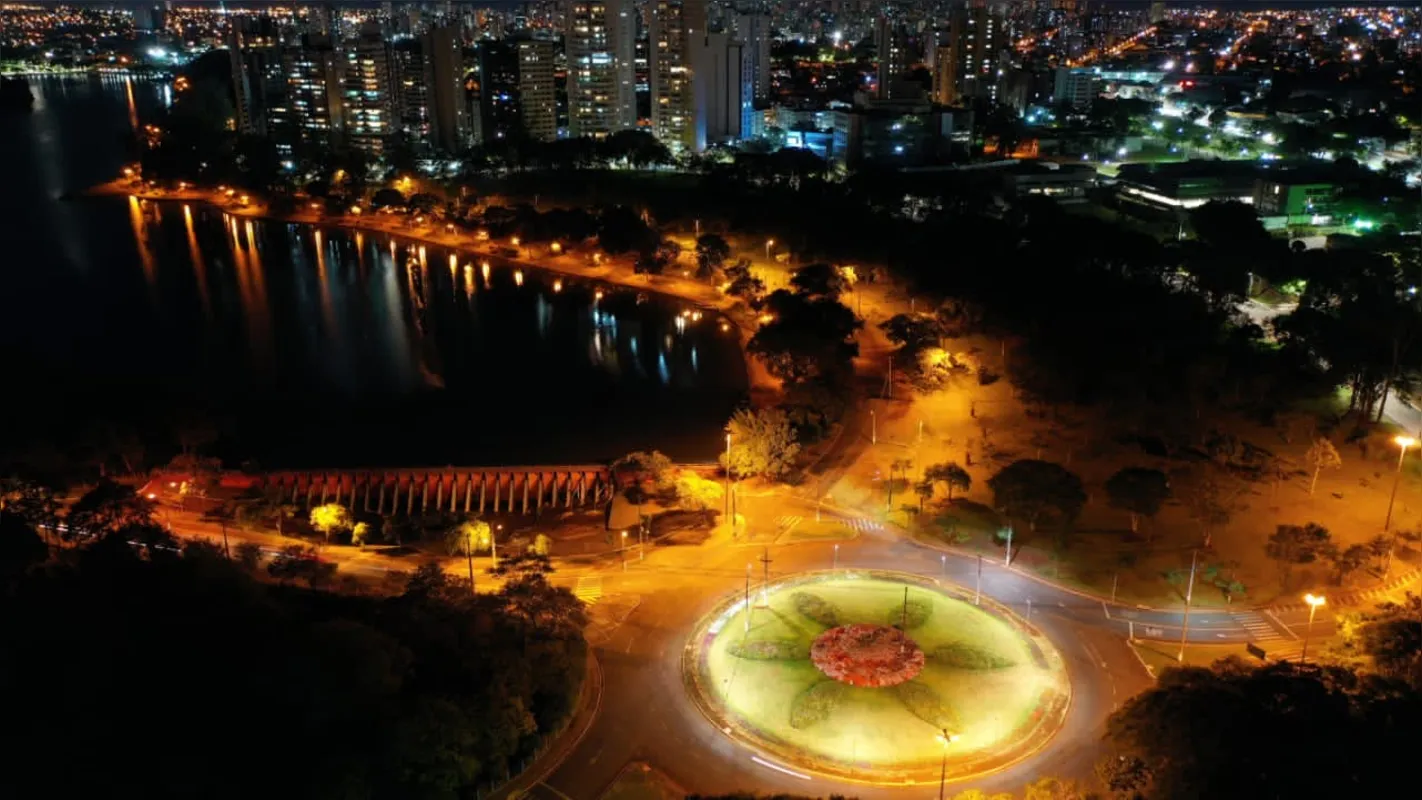 Imagem ilustrativa da imagem Rotatórias de Londrina estão iluminadas