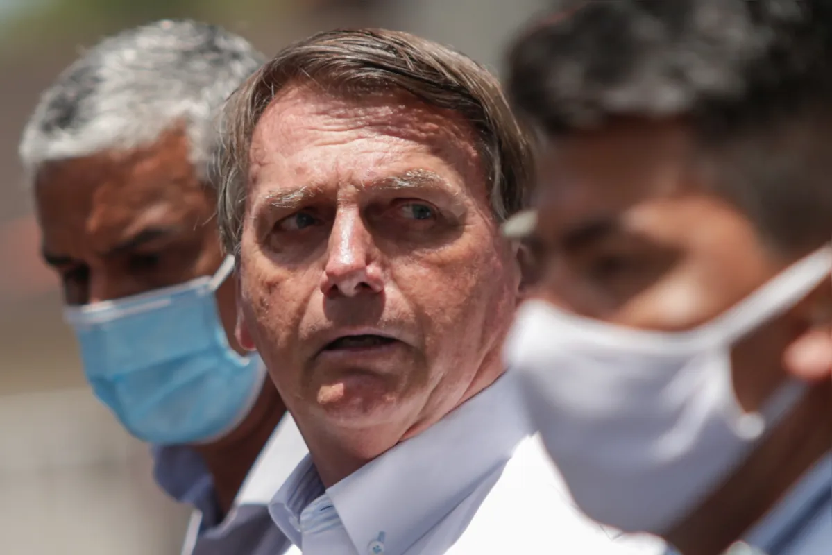 Presidente Bolsonaro diz que teve muitos votos e por isso foi eleito, "mas havia cola no número 7", afirma sem nenhuma prova de adulteração