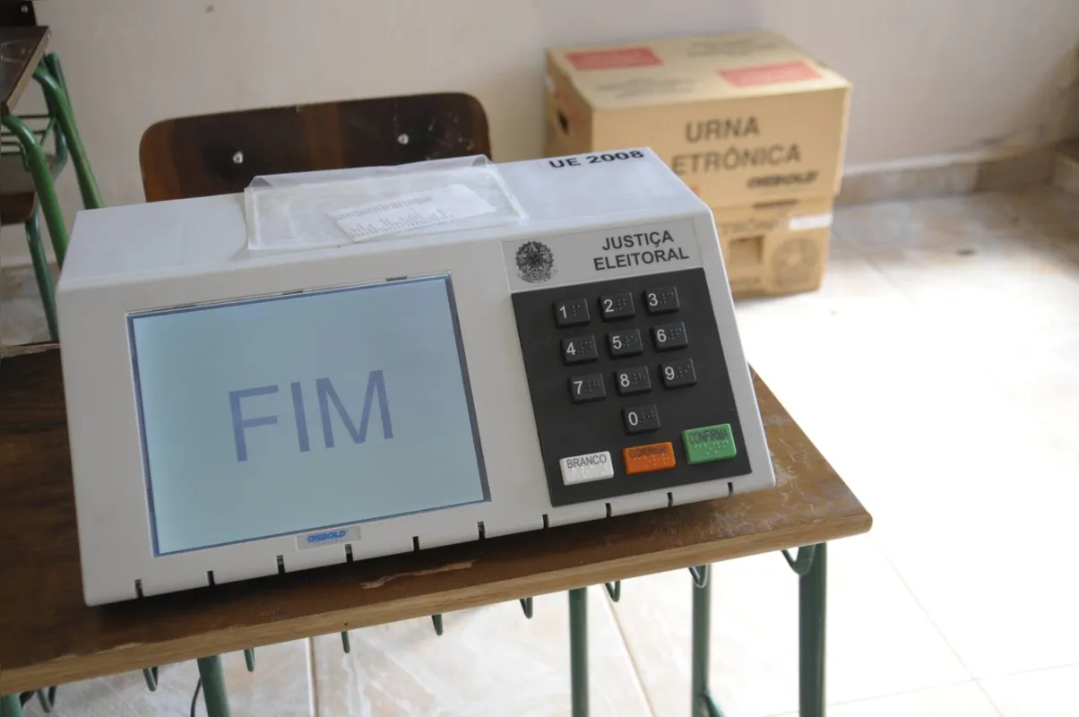 As urnas eletrônicas foram adotadas pela primeira vez em todo o país no ano 2000