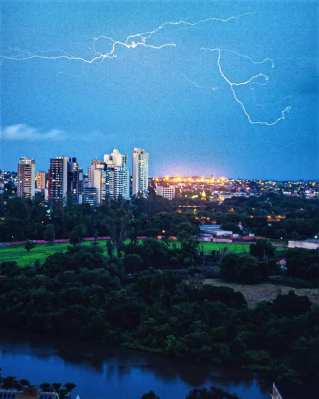 Imagem ilustrativa da imagem A CIDADE FALA - Linhas no céu