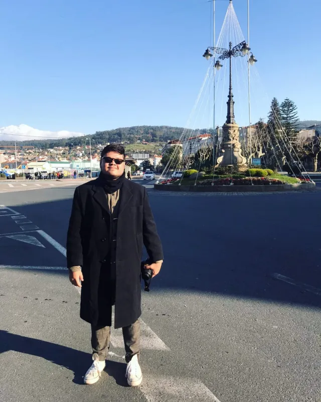 Pedro Sugeta em praça na cidade de Pontevedra, Espanha