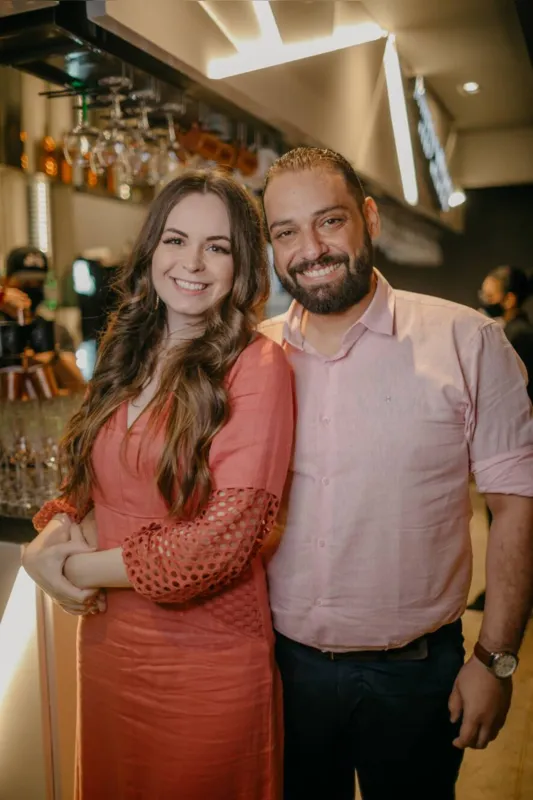 
Larissa Izidoro e o anfitrião, Thiago Campos 