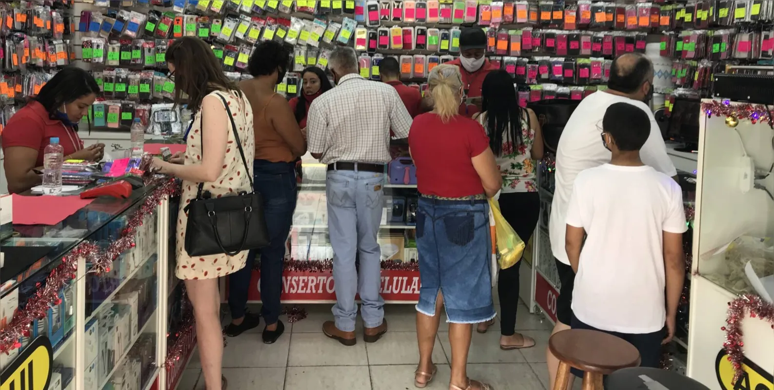 Lojas cheias durante toda a manhã de sábado, um dia depois do Natal
