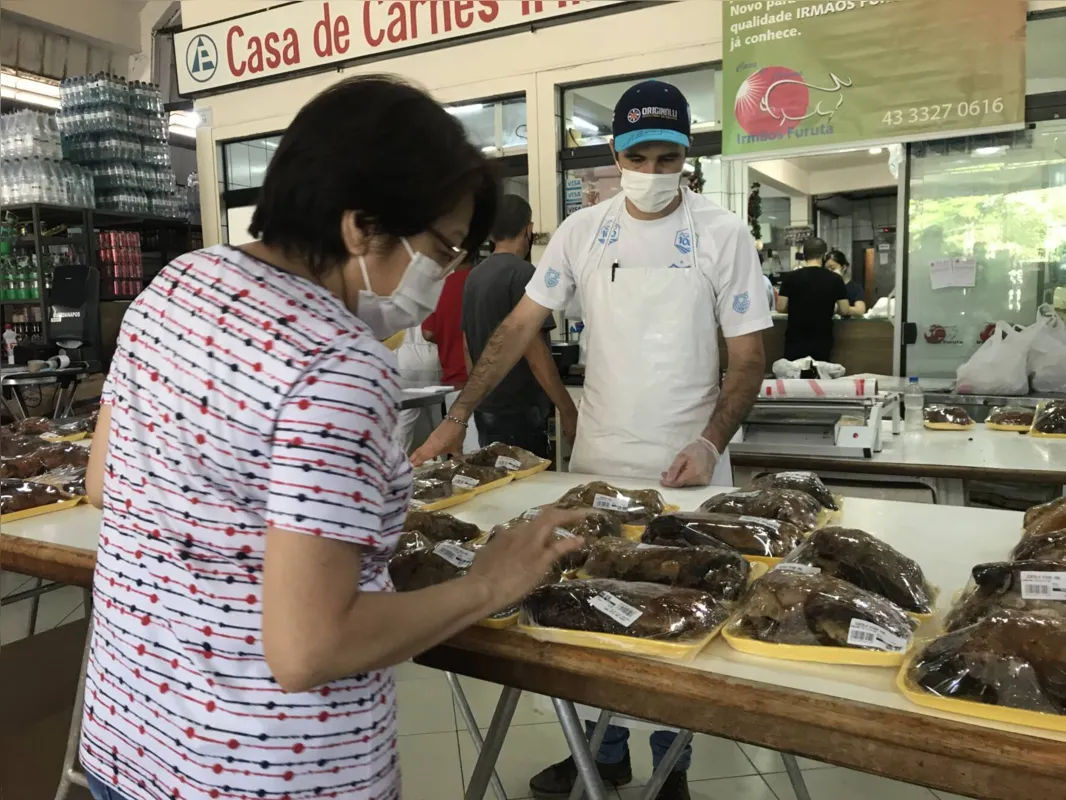 Na base da gentileza: atendente Tiago corta metade do assado para Olinda: "Só eu como carne".