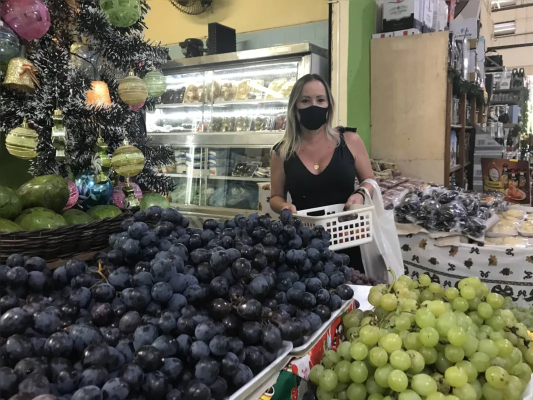 Andréa Ruy: "Fiz questão de vir hoje  comprar frutas frescas"