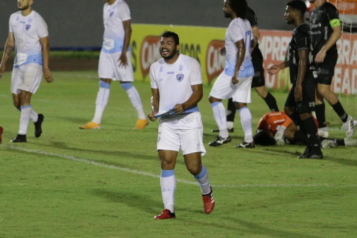 Carlos Henrique perdeu a melhor chance do LEC no empate em 0 a 0 com o Paysandu
