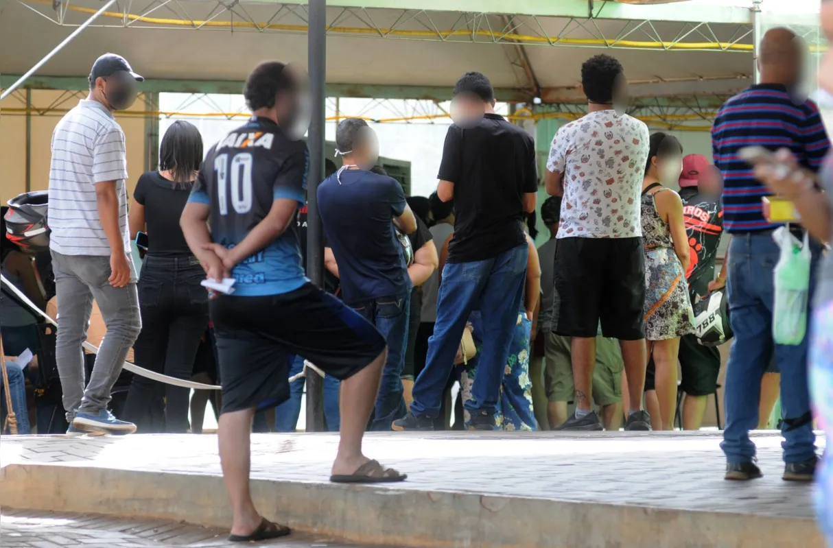 Pacientes aguardavam em pé o atendimento e relatavam estarem há mais de três horas esperando pela triagem ou pelo recebimento dos resultados dos exames