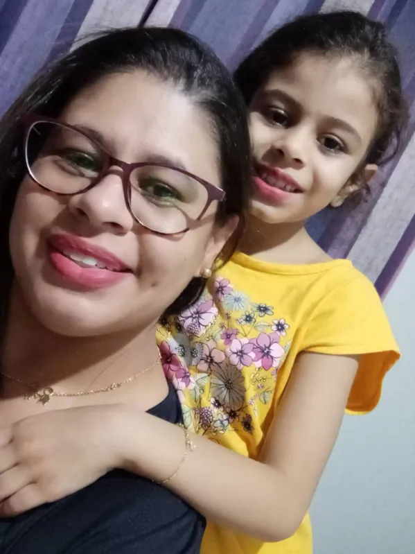 Lucia Pereira Silva e a filha Fernanda, 7: “A gente deseja que este novo ano seja de muita saúde, paz e que todos possam retornar à rotina de antes”   