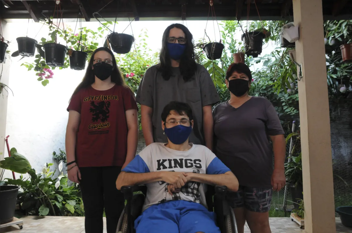 Ana Beatriz, 14, André, 24 (à frente), Luiz Guilherme,18, e Eliane Gelamo Rua. "Professores foram fundamentais", diz a mãe