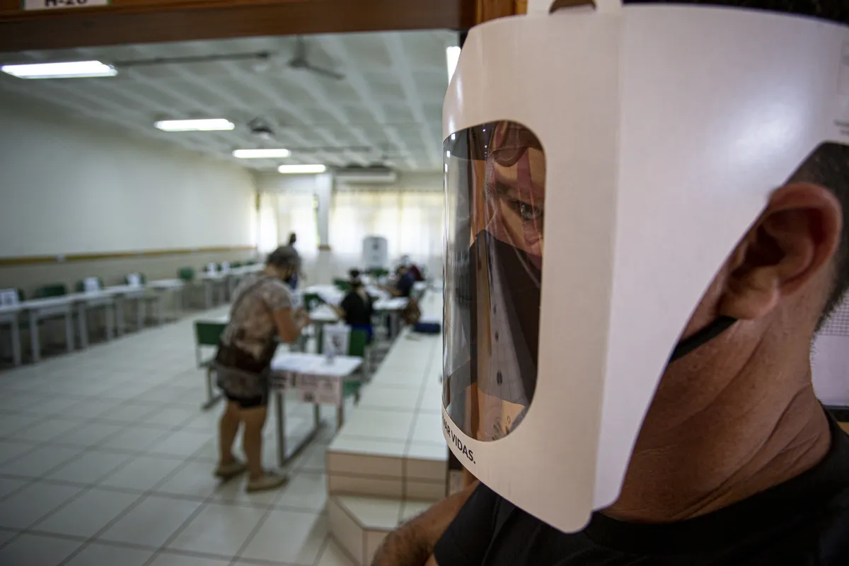 LONDRINA, PR, 15.11.2020 - EleiÃ§Ã£o 2020, MovimentaÃ§Ã£o - Fiscais e mesÃ¡rios passam orientaÃ§Ãµes quanto a distanciamento, higienizaÃ§Ã£o e demais duvidas no colÃ©gio universitÃ¡rio em Londrina durante eleiÃ§Ãµes municipais. 15/11/2020 - (Foto: Isaac Fontana/FramePhoto/Folhapress)